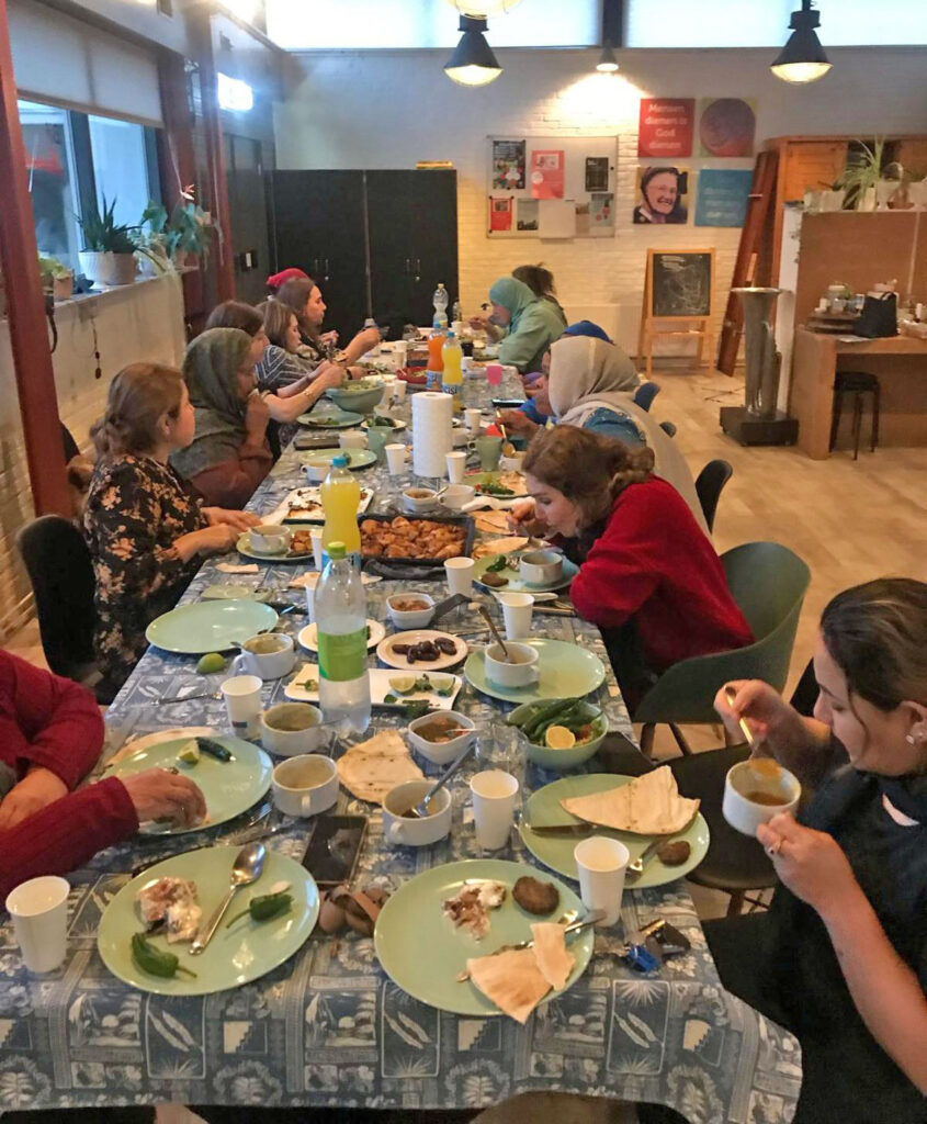 Op 8 maart 2025 vierden we Internationale Vrouwendag met een gezellige kookworkshop, georganiseerd door Stichting Multicultureel Ridderkerk. Vrouwen bereidden samen een heerlijke maaltijd en deelden hun culturen en tradities.